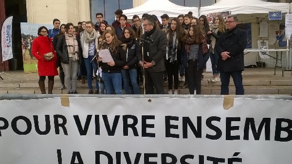 Devant l'hôtel de ville de Poitiers